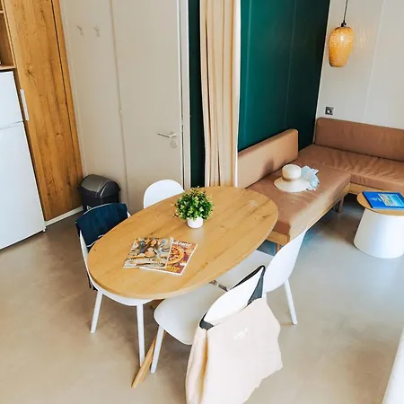 Camping Mobil-home Avec Terrasse, 2 Doubles, Cuisine Equipee - Api-1-52-1467 *