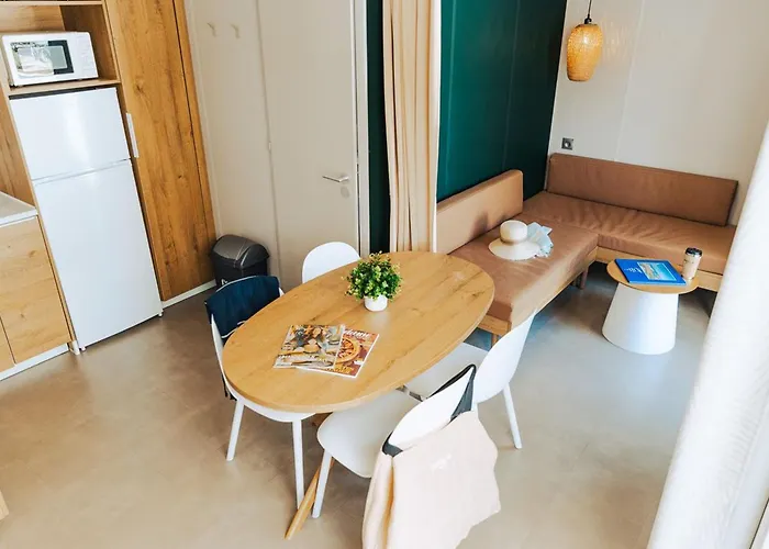 Camping Mobil-home Avec Terrasse, 2 Doubles, Cuisine équipée - Api-1-52-1467 *