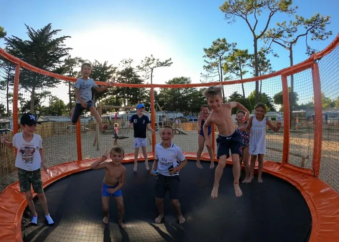 Mobil-home Avec Terrasse, 2 Doubles, Cuisine équipée - Api-1-52-1467 Camping